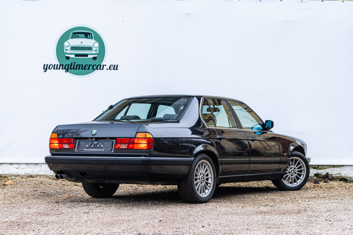 BMW 735 (E32)