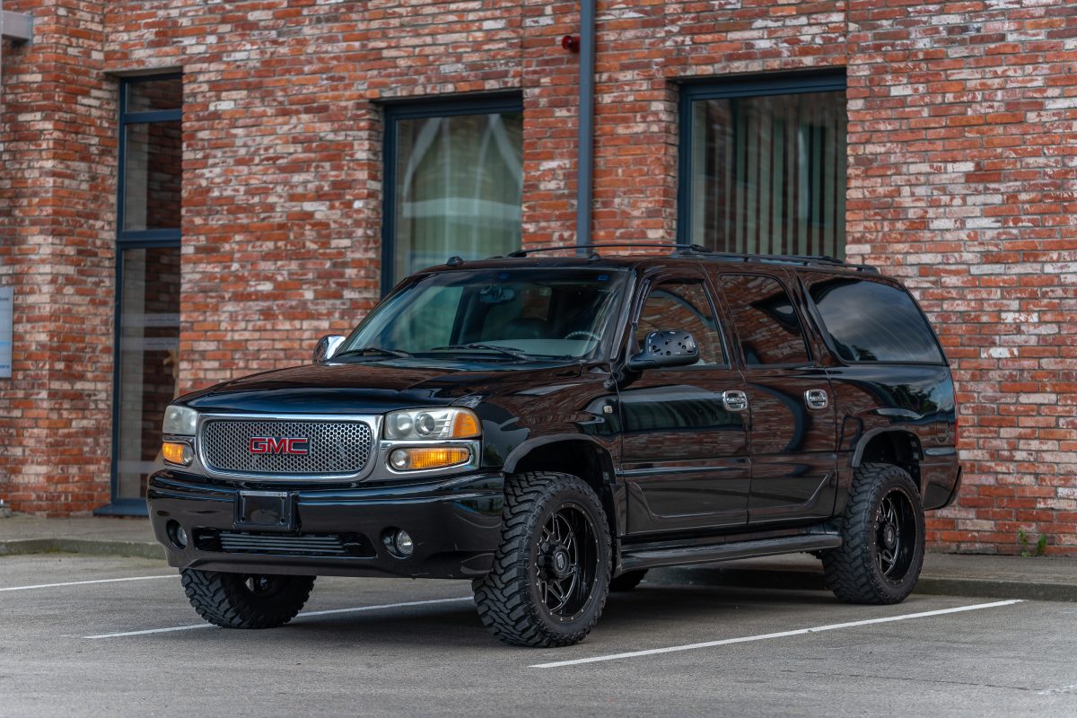 GMC Yukon XL Denali 1500 Heavy Duty 6.0 V8